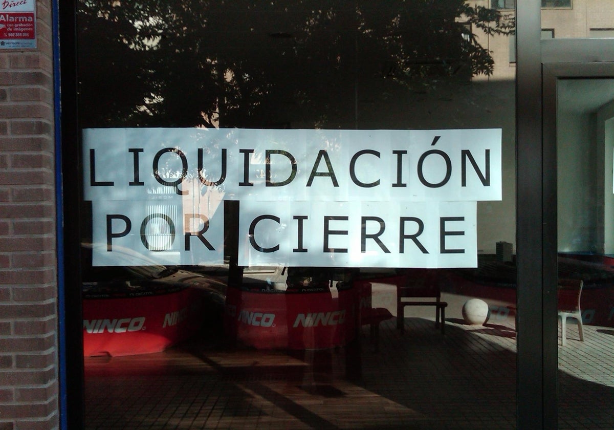 Cartel de liquidación por cierre en un establecimiento