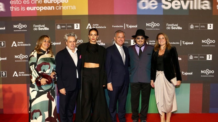 Johnny Depp y Antonia Desplat junto al alcalde y responsables municipales en el photocall del Festival de Cine de Sevilla