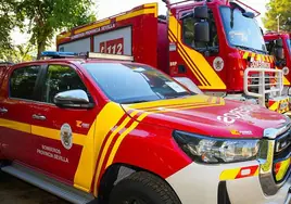 Bomberos de cuatro parques movilizados por un incendio en una nave industrial en La Rinconada