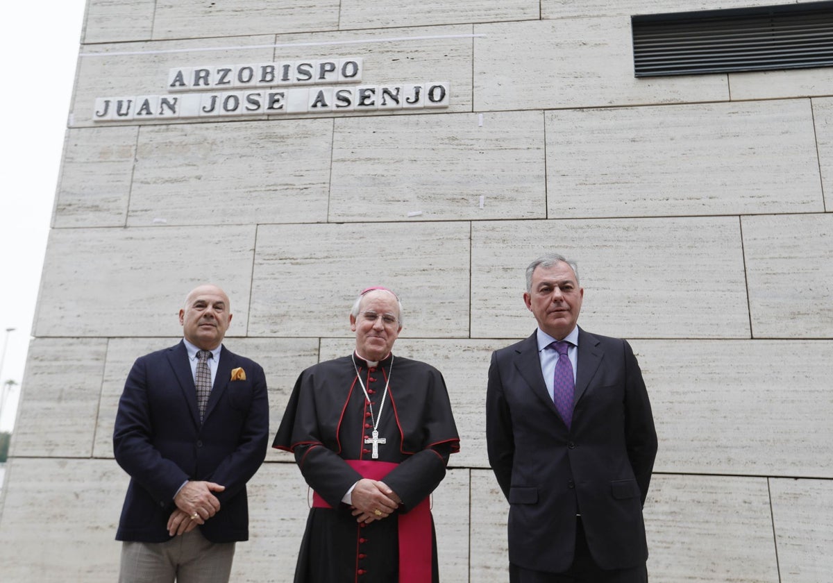 El arzobispo de Sevilla junto al alcalde en la inauguración de la calle de monseñor Asenjo