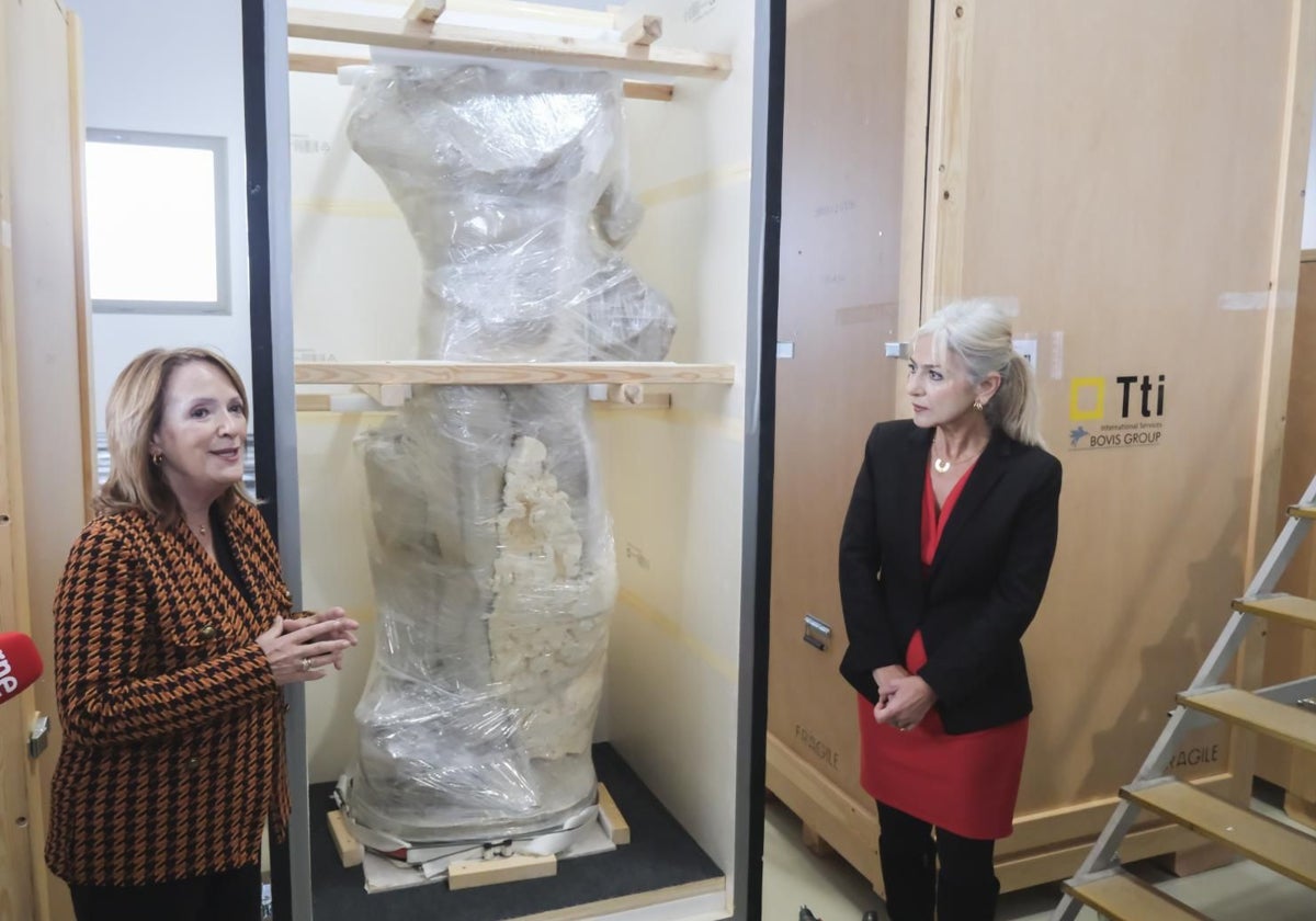 María Soledad Gil de los Reyes y Patricia del Pozo junto a la estatua de Mercurio