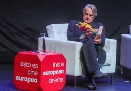 Jeremy Irons recibe el Giraldillo de Honor y aplaude la progresión del Festival de Cine de Sevilla: «El límite es el cielo»