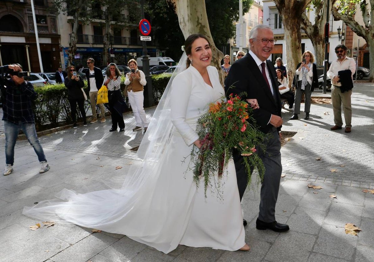 Javier Arenas junto a su hija Marta a punto de entrar en la iglesia de la Magdalena