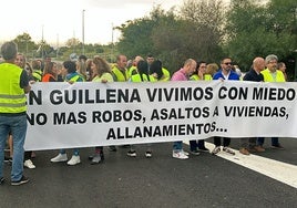 Cortan una carretera de Guillena en protesta por el aumento de los robos: «Nos vamos a trabajar sabiendo que van a desvalijar nuestras casas»