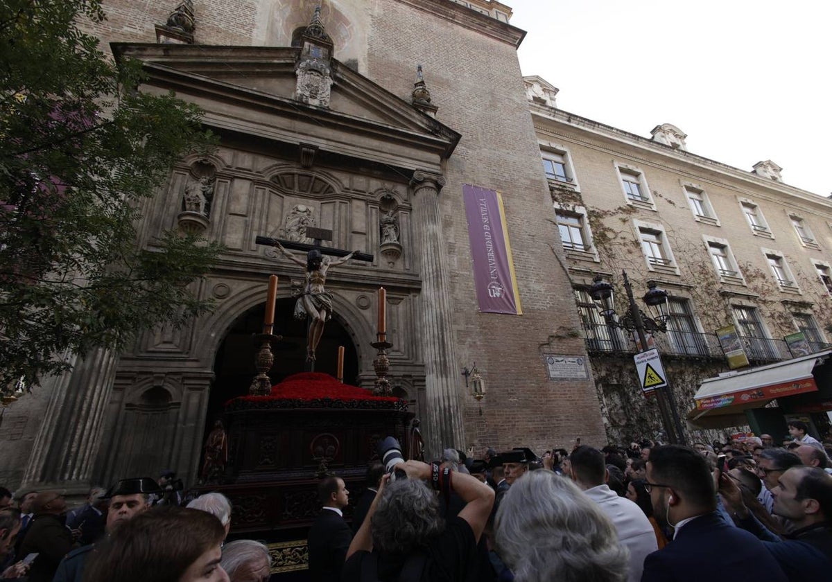 Salida del Cristo de la Buena Muerte desde la iglesia de la Anunciación