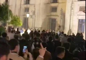 'Carreritas' en el Rectorado de la Universidad antes de la entrada de Los Estudiantes