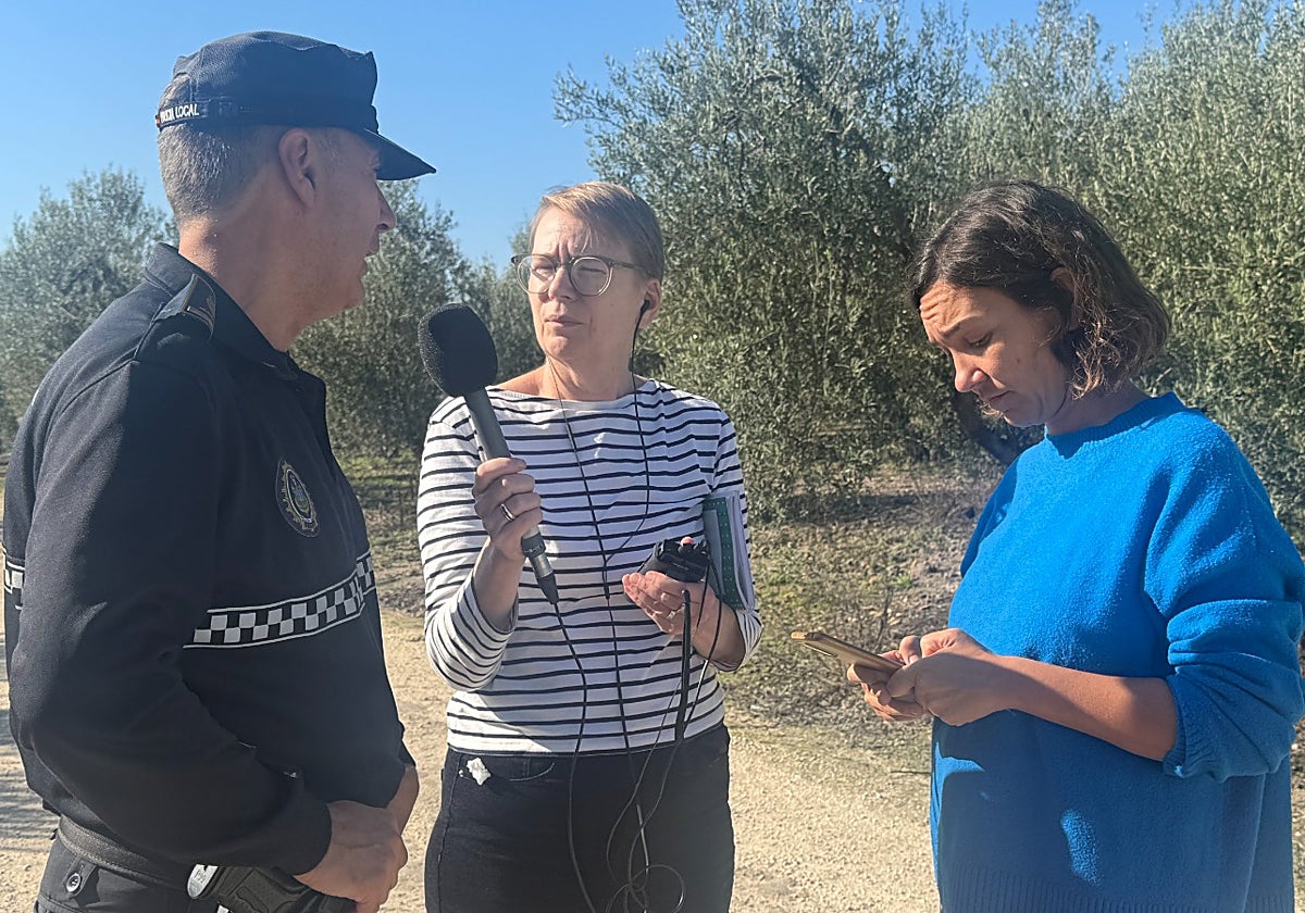 En la foto, José Antonio Humanes, jefe de la policía de Arahal, Linda Pressly y las periodista y Esperanza Escribano