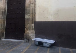 La fachada de la parroquia de San Nicolás de Sevilla, convertida en una escombrera