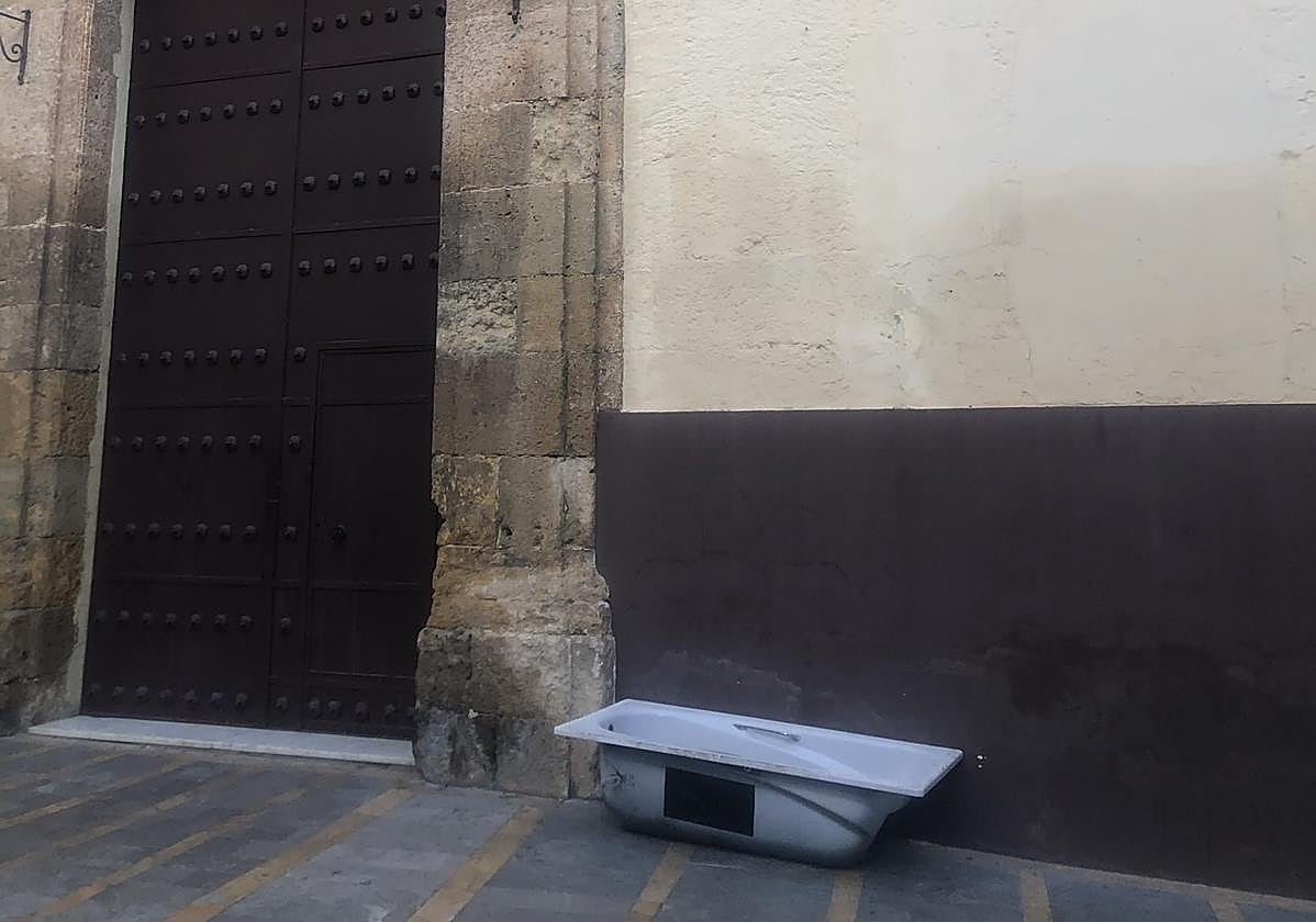 Bañera depositada justo debajo del azulejo de Nuestro Padre Jesús de la Salud