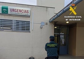 Acude al centro de salud de Cantillana y acaba robando un portátil