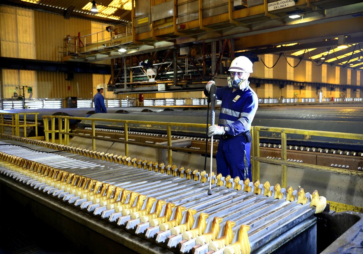 Operario en la fábrica de Cobre las Cruces, en la provincia de Sevilla