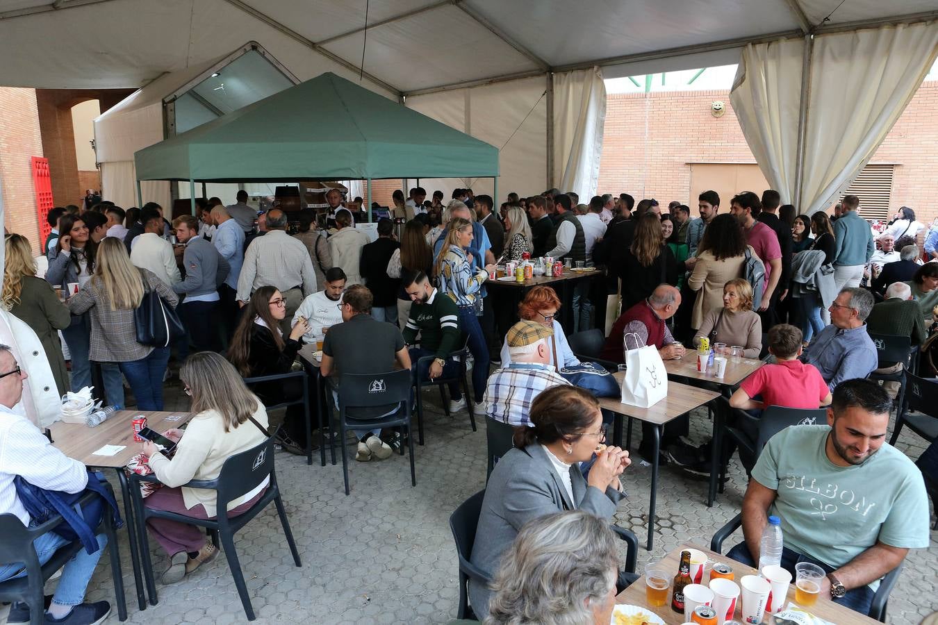 Los aficionados llenaron Fibes durante la jornada del viernes