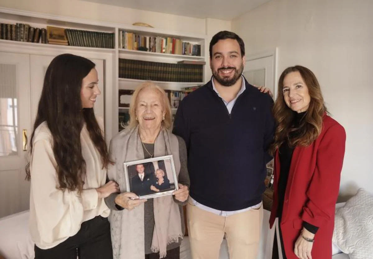 Teresa Barrio, junto a su hija Teresa Jiménez-Becerril, y sus nietos, Alberto y Clara