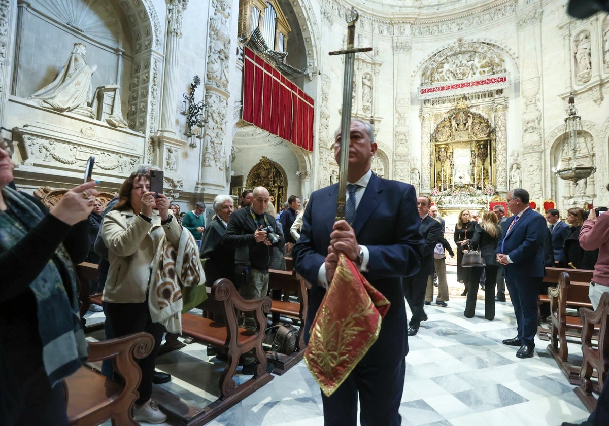 El alcalde de Sevilla porta la espada desnuda en la Catedral de Sevilla por el Día de San Clemente