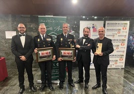 La Banda de Música de Dos Hermanas Santa Ana distingue a dos mandos de Policía Nacional en su concierto por Santa Cecilia