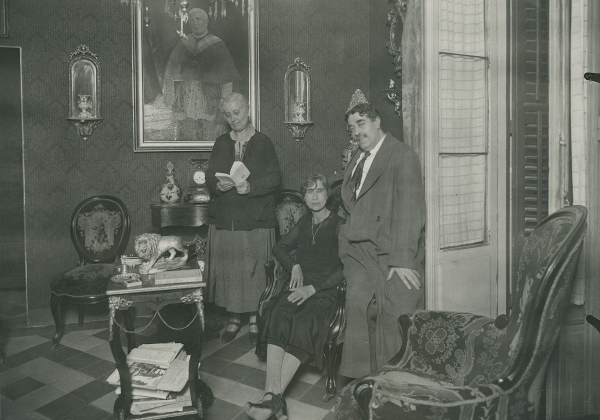 Rafael Cansinos Assens, junto a sus hermanas Maripepa y Pilar en Madrid hacia el año 1932