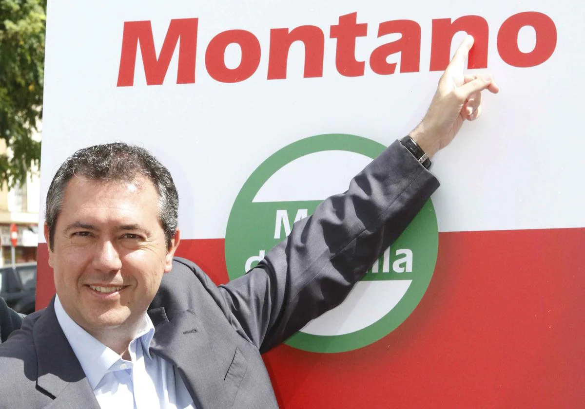 Juan Espadas señala un cartel de la línea 3 del metro en Pino Montano