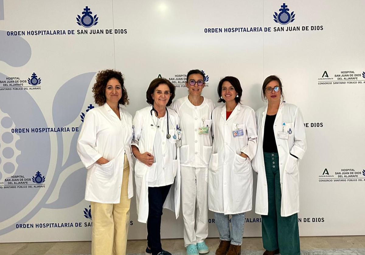 Rocío Francés (trabajadora social, vocal), Cristina Muñoz (pediatra, vocal) Pilar Rodríguez (coordinadora de enfermería de urgencias y presidenta de la Comisión), Mayte Medina (trabajadora social responsable del servicio de atención a la ciudadana y secretaria de la comisión) y Aurora Díaz (trabajadora social, vocal)