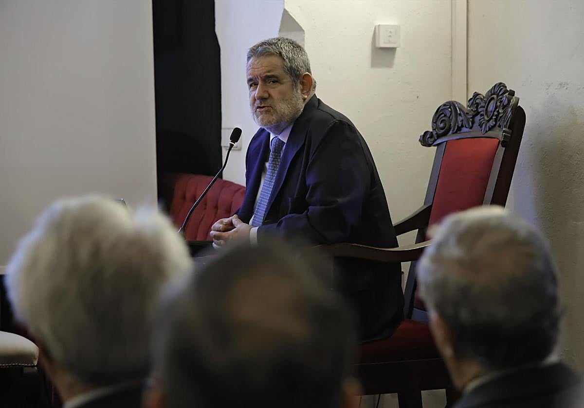 Un momento de la conferencia de Pablo Emilio Pérez-Mallaína en Buenas Letras