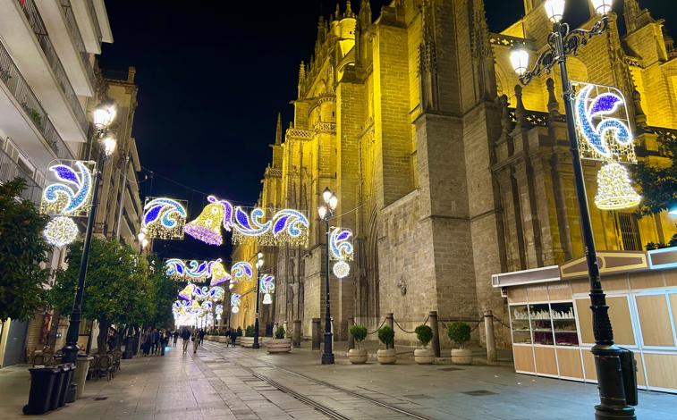 Imagen principal - Las luces de Navidad se han puesto a prueba en la Avenida de la Constitución