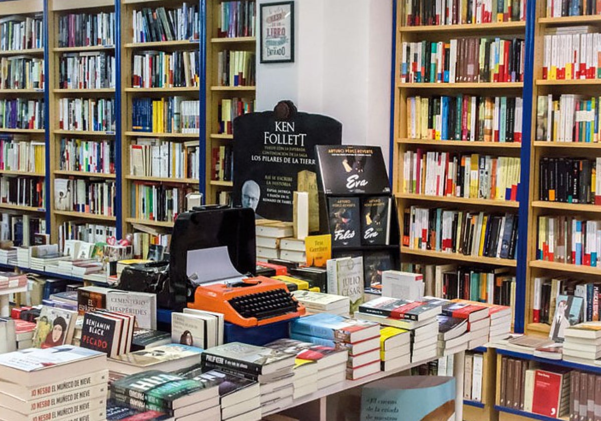 La librería Botica de Lectores acogerá un encuentro entre David Uclés y Braulio Ortiz