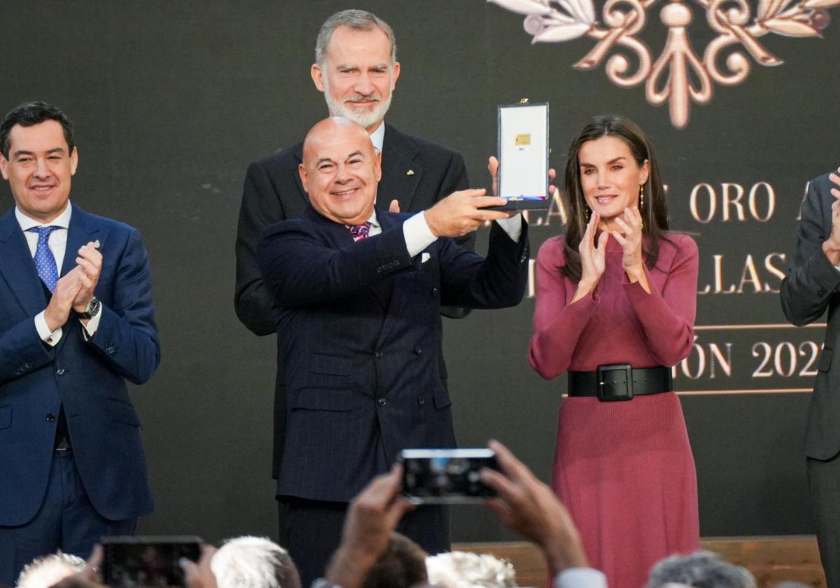 Paquili, de la Asociación Gremial Sevillana de Arte Sacro, exhibe la medalla de oro en presencia de los Reyes de España, el ministro Urtasun y el presidente de la Junta de Andalucía, Juanma Moreno