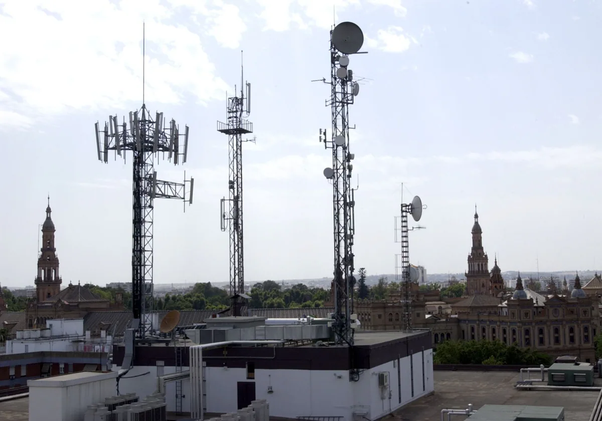 Varias antenas de telefonía en una azotea de Sevilla