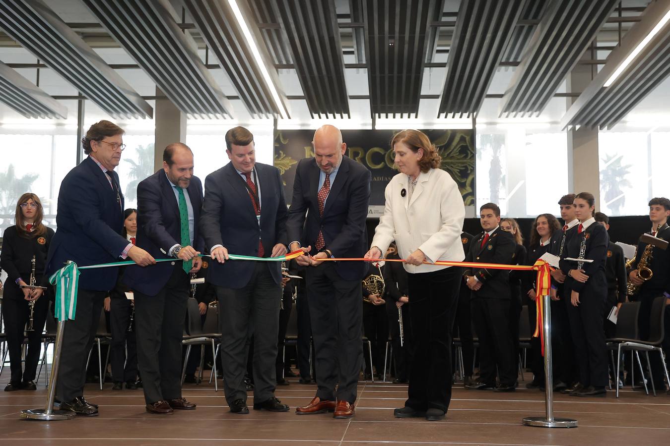 Inauguración de la feria 'Marco' y los distintos stands temáticos relacionados con la música, la artesanía y el comercio cofrade