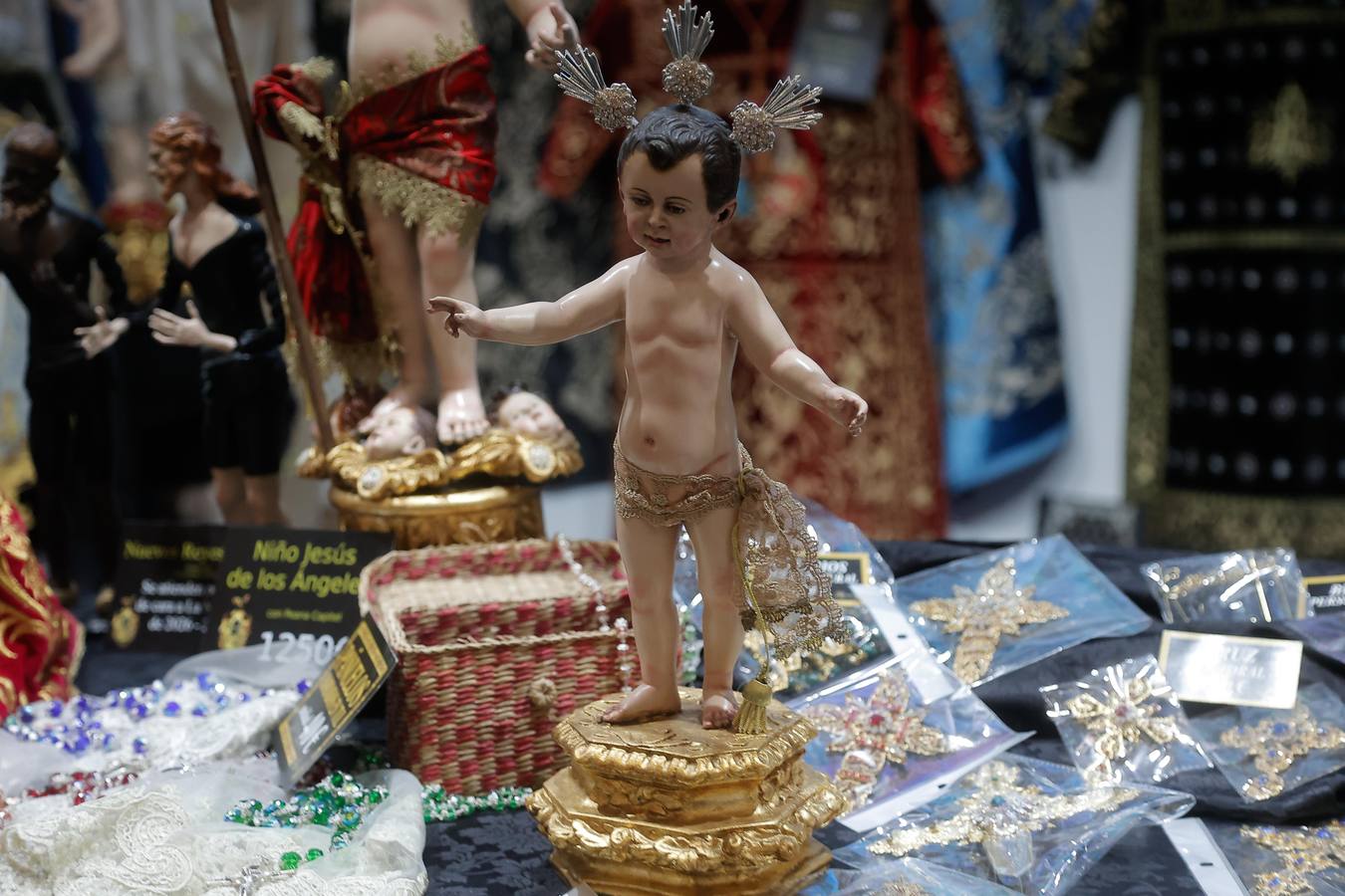 Inauguración de la feria 'Marco' y los distintos stands temáticos relacionados con la música, la artesanía y el comercio cofrade