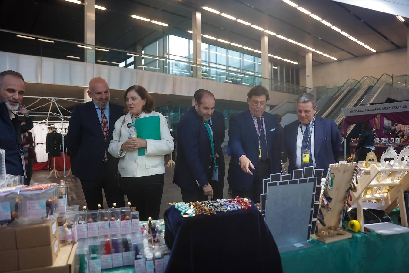 Inauguración de la feria 'Marco' y los distintos stands temáticos relacionados con la música, la artesanía y el comercio cofrade