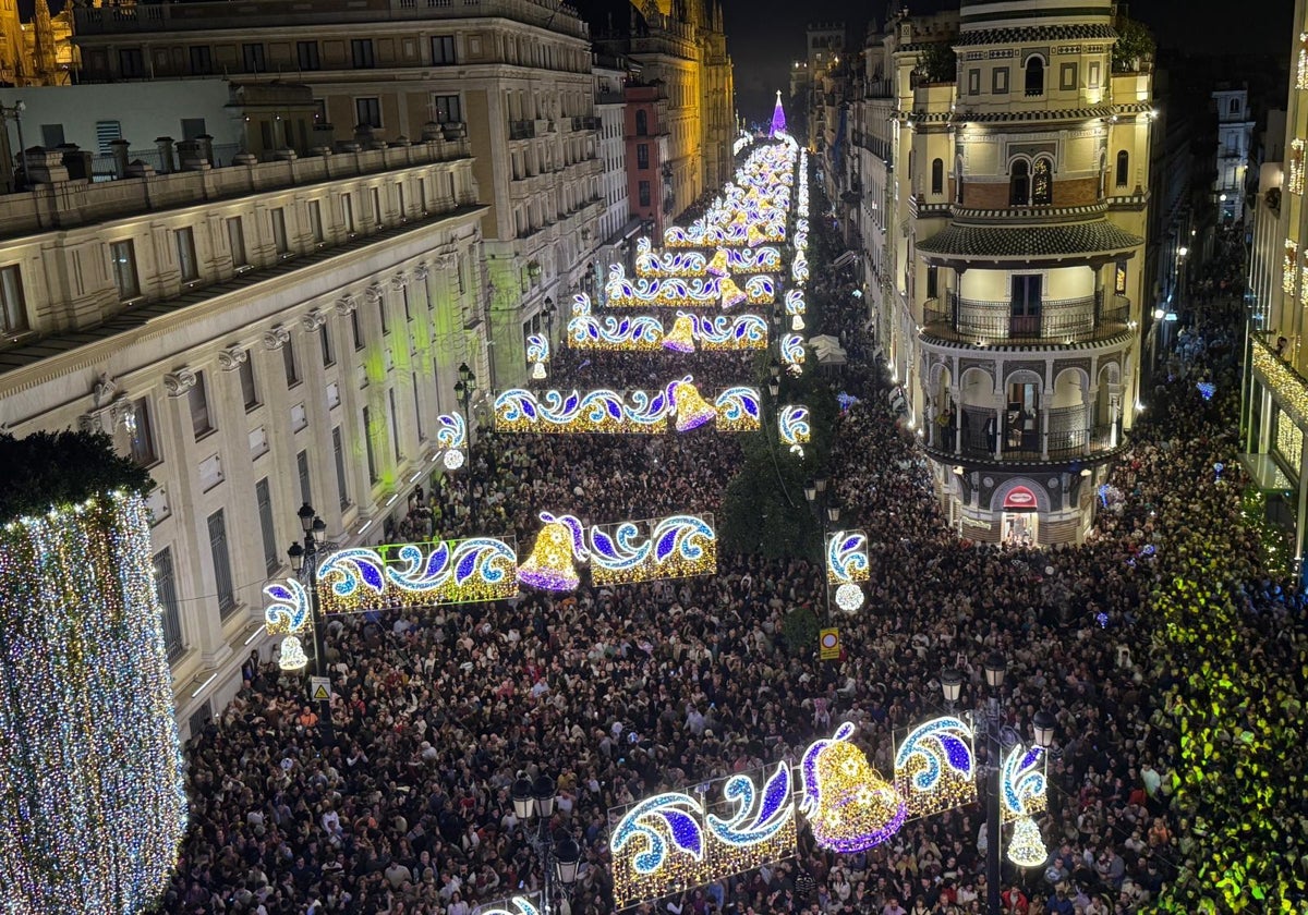 Las luces de Navidad llegaron a las calles de Sevilla y el espectaculo congregó a numeroso público