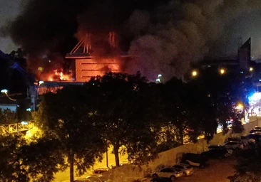 Un incendio de grandes dimensiones se extiende por la primera planta del Auditorio Rocío Jurado de Sevilla