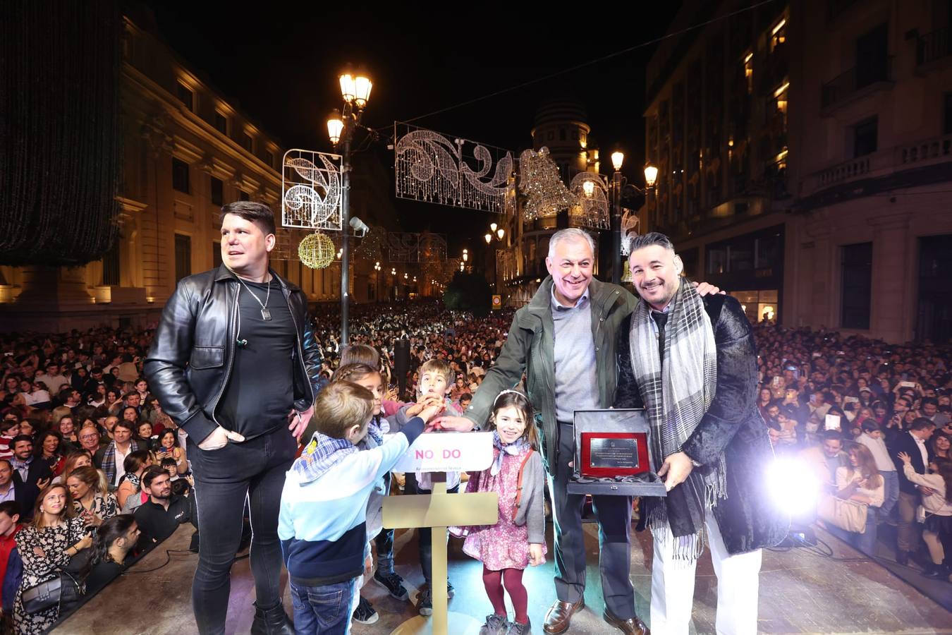 Las luces de Navidad llegaron a las calles de Sevilla y el espectaculo congregó a numeroso público