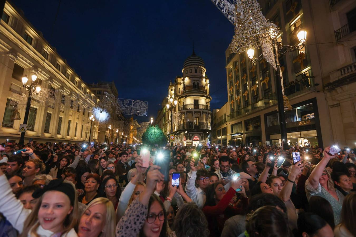 Las luces de Navidad llegaron a las calles de Sevilla y el espectaculo congregó a numeroso público