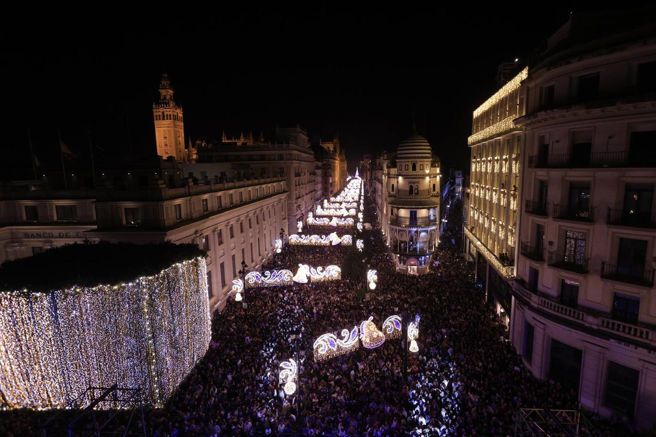 Las luces de Navidad llegaron a las calles de Sevilla y el espectaculo congregó a numeroso público