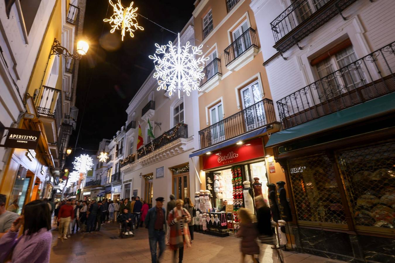 Las luces de Navidad llegaron a las calles de Sevilla y el espectaculo congregó a numeroso público