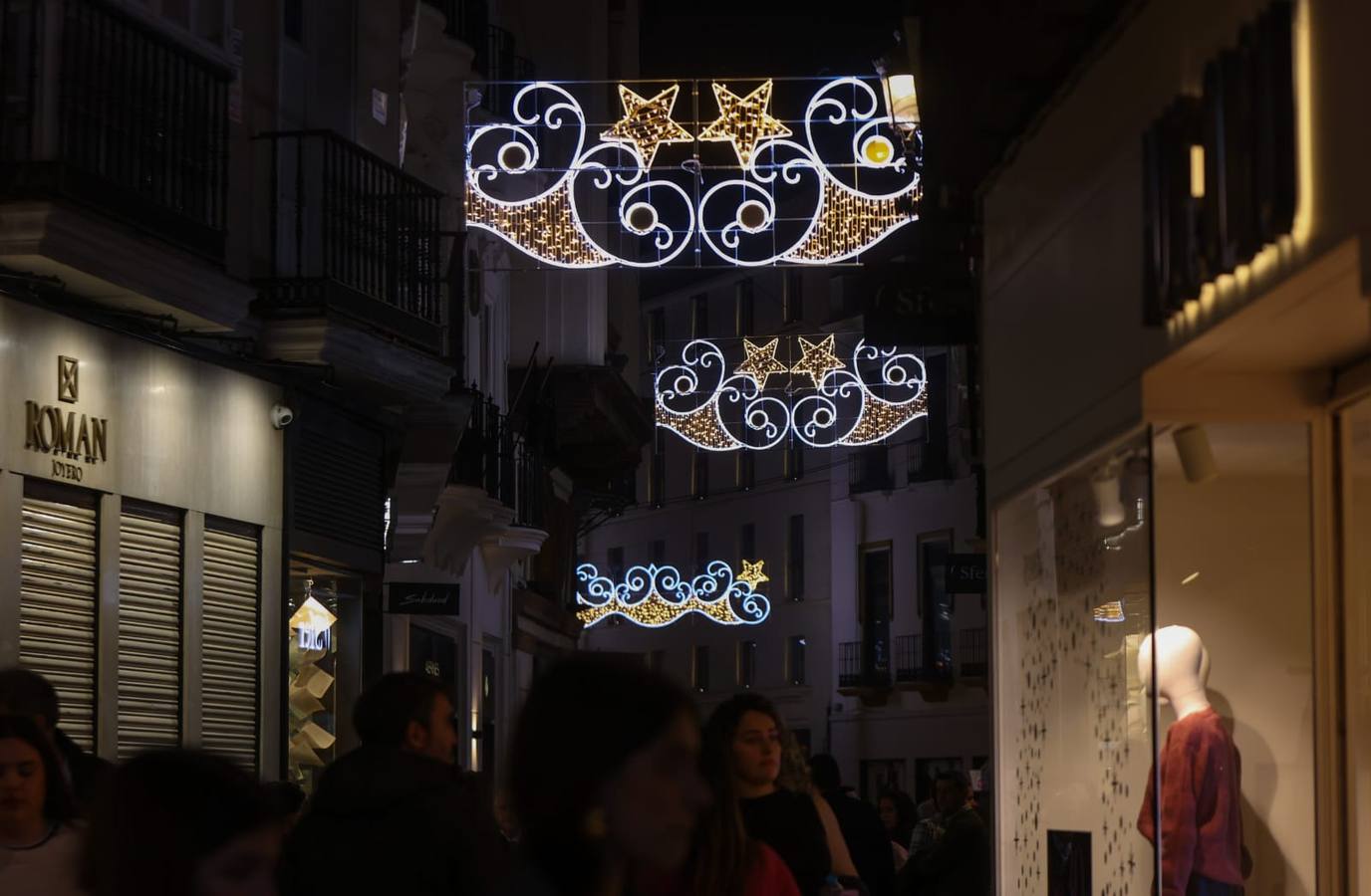 Las luces de Navidad llegaron a las calles de Sevilla y el espectaculo congregó a numeroso público