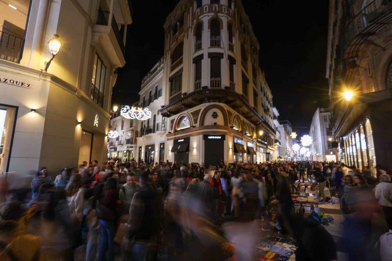 Las luces de Navidad llegaron a las calles de Sevilla y el espectaculo congregó a numeroso público