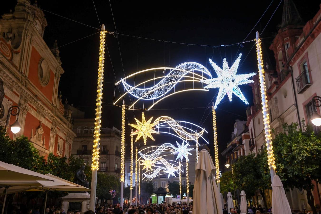 Las luces de Navidad llegaron a las calles de Sevilla y el espectaculo congregó a numeroso público