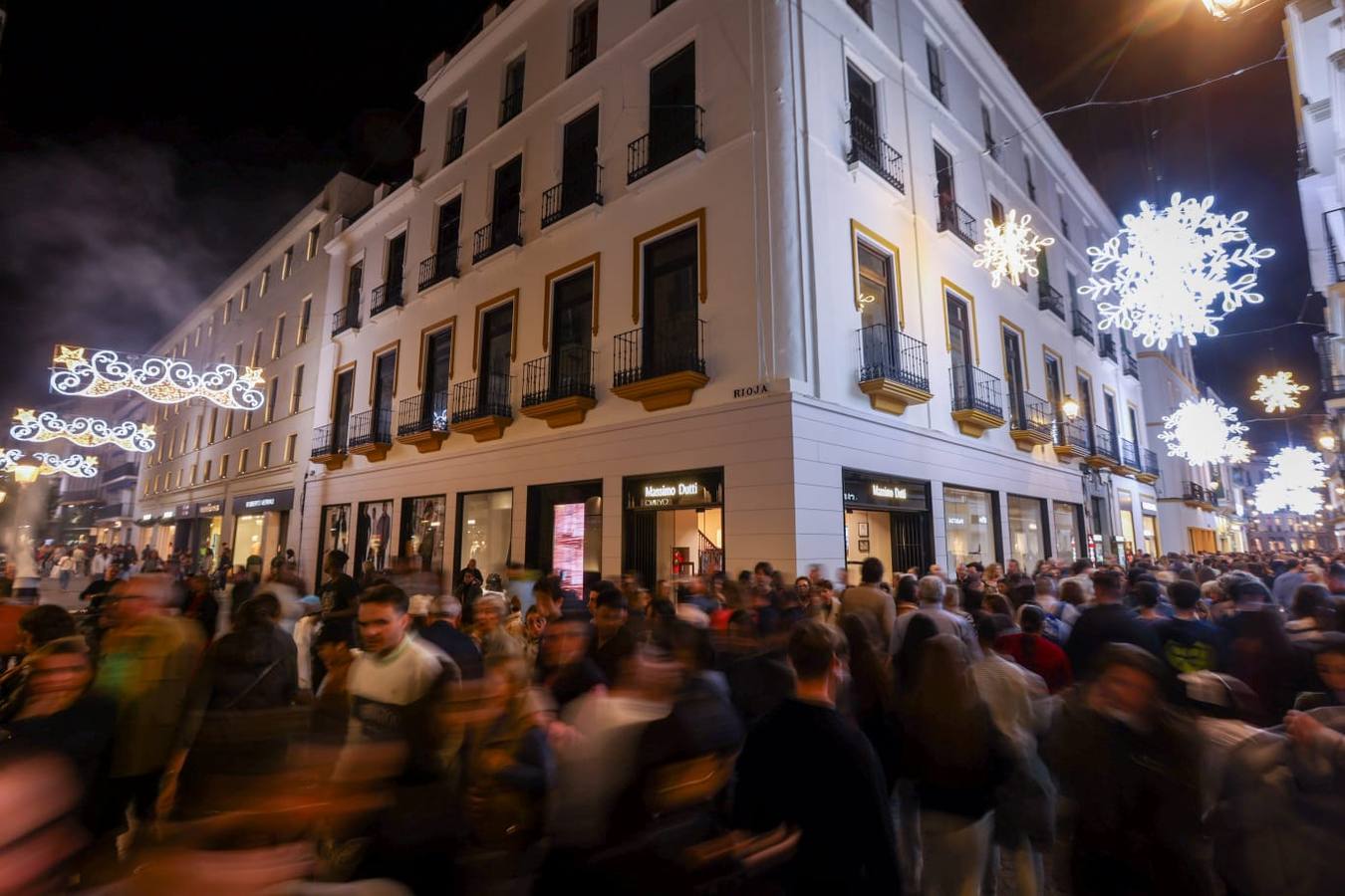 Las luces de Navidad llegaron a las calles de Sevilla y el espectaculo congregó a numeroso público