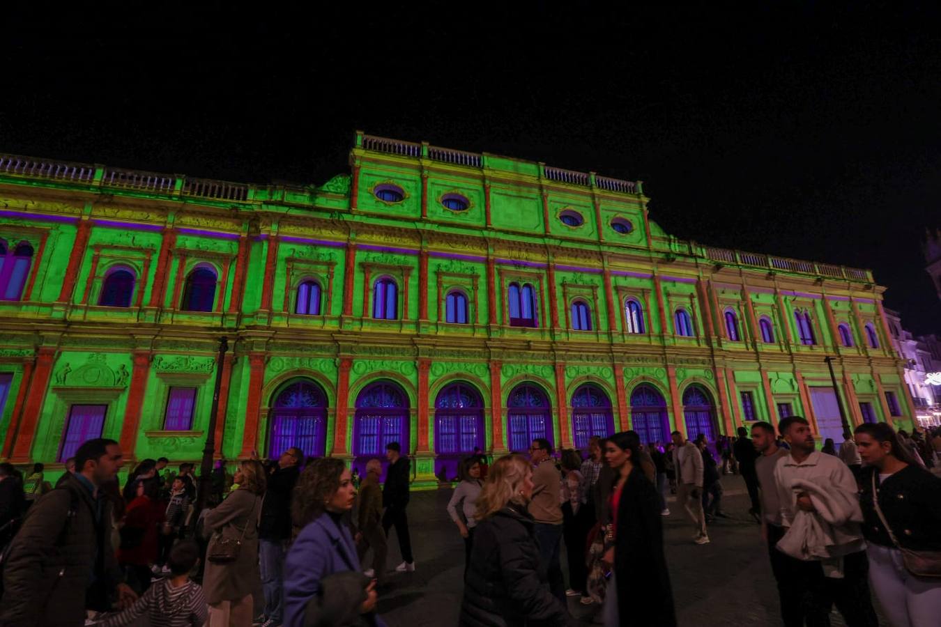 Las luces de Navidad llegaron a las calles de Sevilla y el espectaculo congregó a numeroso público