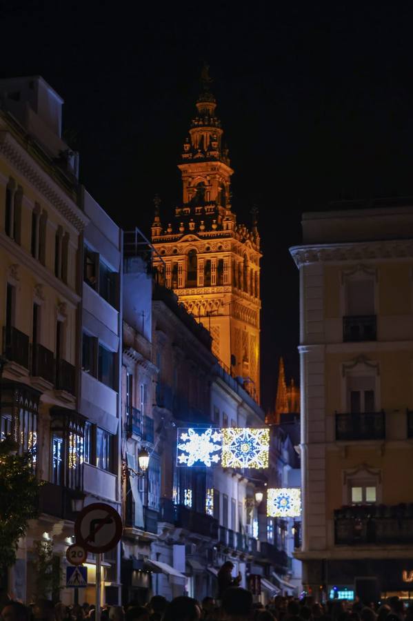 Las luces de Navidad llegaron a las calles de Sevilla y el espectaculo congregó a numeroso público