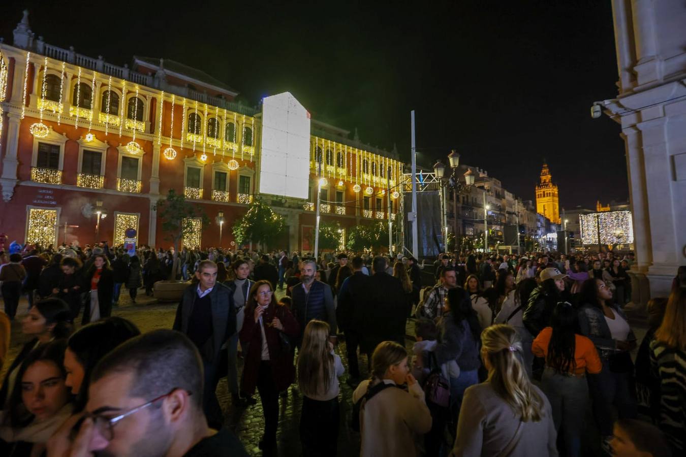 Las luces de Navidad llegaron a las calles de Sevilla y el espectaculo congregó a numeroso público