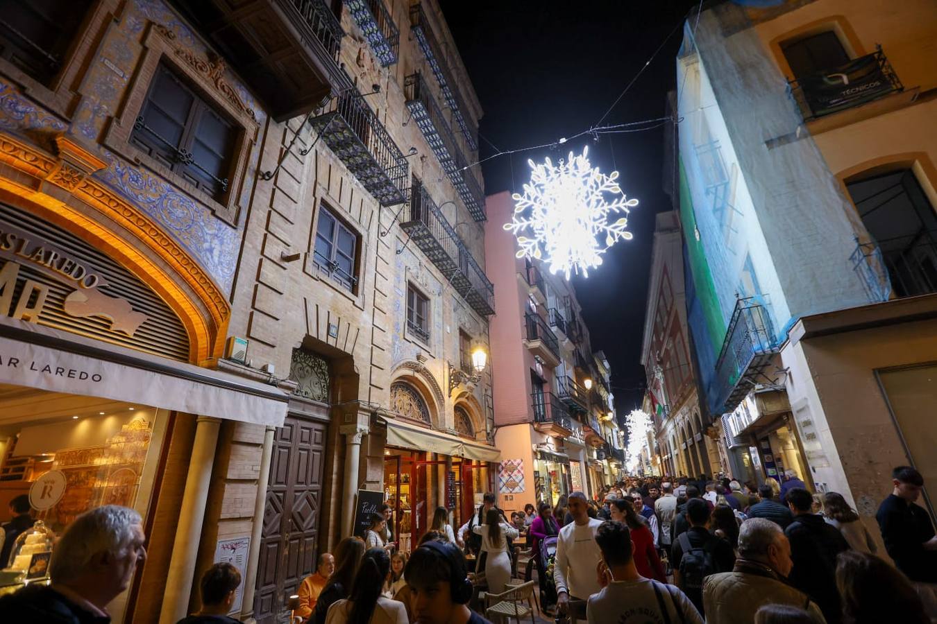 Las luces de Navidad llegaron a las calles de Sevilla y el espectaculo congregó a numeroso público