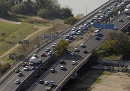 Tres heridos en un accidente en la A-49 en Benacazón después de que un coche impactara con la mediana