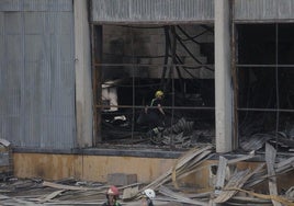 Sanz confirma que el incendio no ha causado daños en el edificio del auditorio y que ha calcinado los dos inmuebles anexos