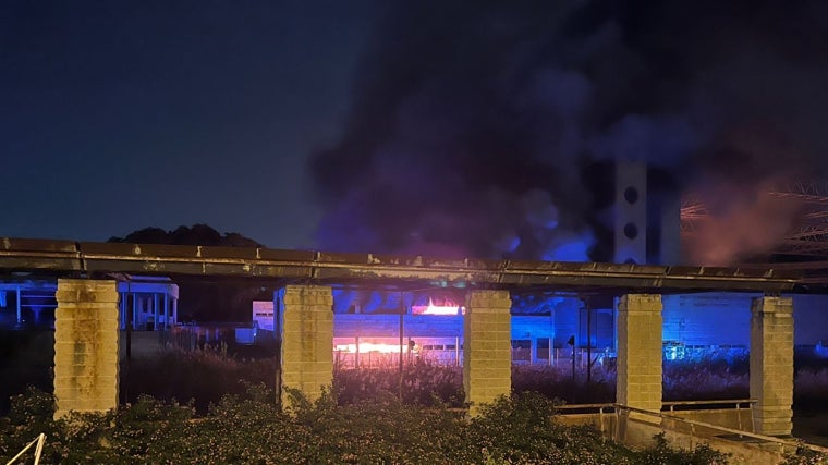 Las llamas del edificio abandonado alcanzaron los seis metros de altura