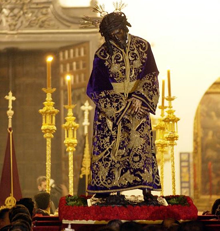 El Gran Poder, durante su estancia en la parroquia de San Lorenzo con motivo de los 300 años de su llegada al templo. Hubo un besamanos extraordinario en 2003