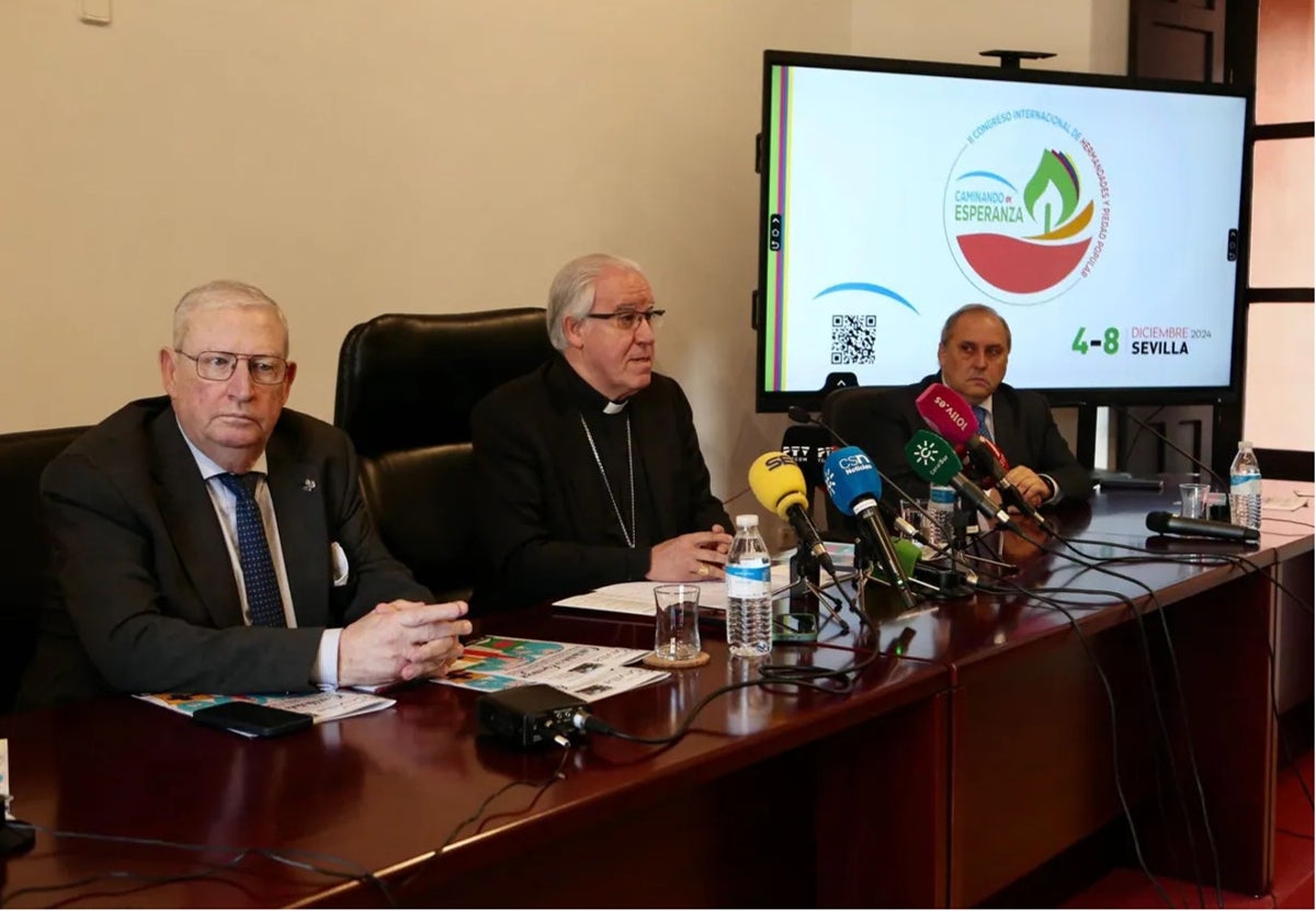 El Arzobispo junto al Presidente del Consejo Paco Vélez y el Secretario del Congreso Joaquín de la Peña