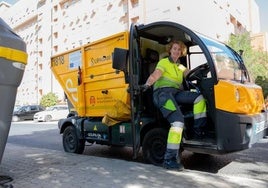 Lipasam aprueba licitar la compra de diez barredoras, una nave y más contenedores en Sevilla